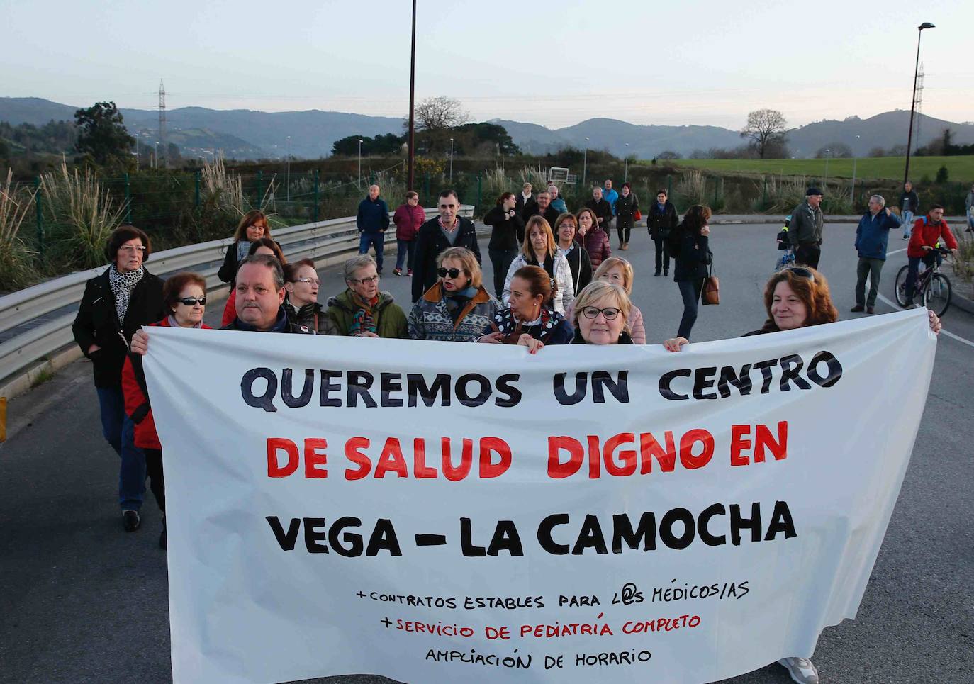 Vecinos del barrio gijonés salen a la calle para que no se retrase más la construcción de un centro sanitario que piden desde hace ocho años