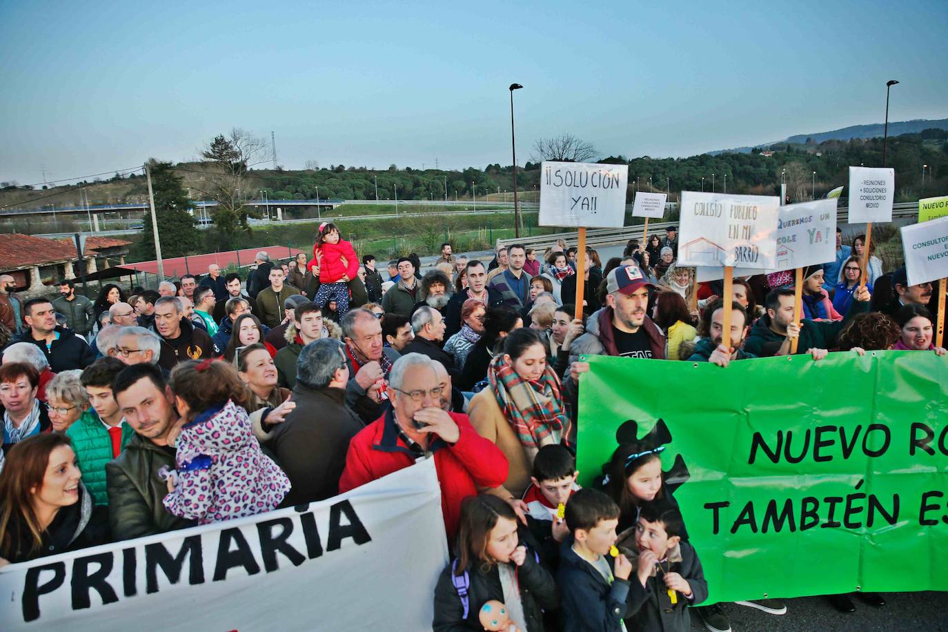 Vecinos del barrio gijonés salen a la calle para que no se retrase más la construcción de un centro sanitario que piden desde hace ocho años