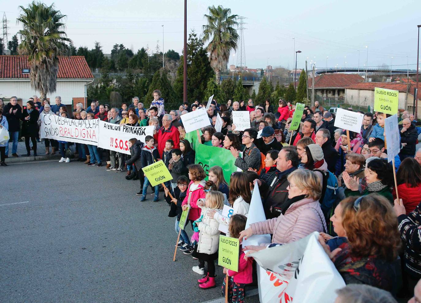 Vecinos del barrio gijonés salen a la calle para que no se retrase más la construcción de un centro sanitario que piden desde hace ocho años