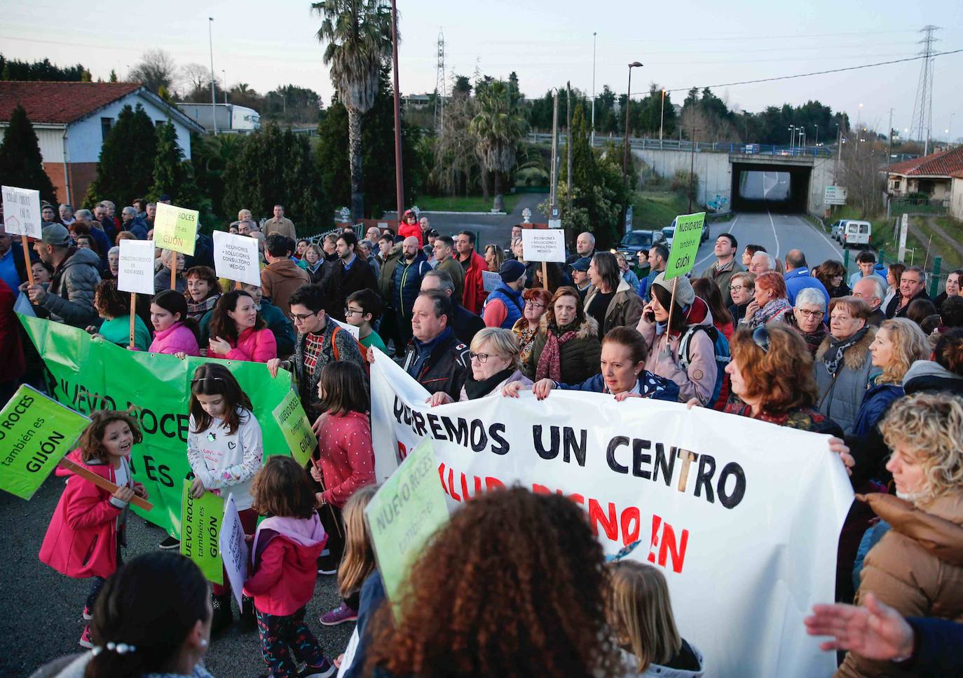 Vecinos del barrio gijonés salen a la calle para que no se retrase más la construcción de un centro sanitario que piden desde hace ocho años