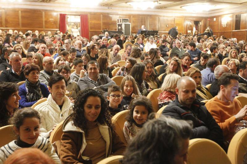 El teatro gijonés acogió este viernes la primera jornada de la Gran Gala Internacional de Magia, con la presencia de El Gran Dimitri, Víctor Cerro o Erwan. 
