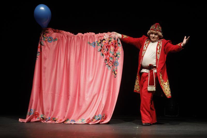 El teatro gijonés acogió este viernes la primera jornada de la Gran Gala Internacional de Magia, con la presencia de El Gran Dimitri, Víctor Cerro o Erwan. 