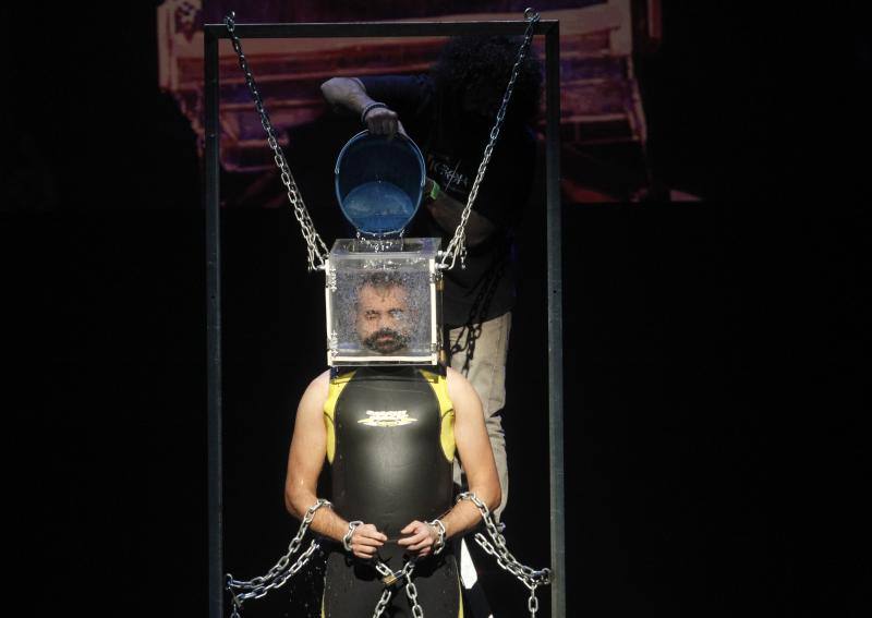 El teatro gijonés acogió este viernes la primera jornada de la Gran Gala Internacional de Magia, con la presencia de El Gran Dimitri, Víctor Cerro o Erwan. 