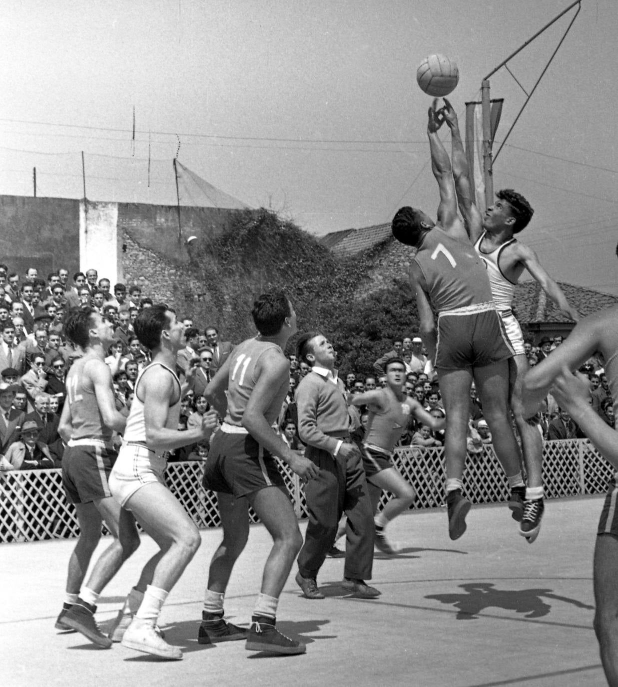 Abril. Partido de baloncesto en La Arena. 