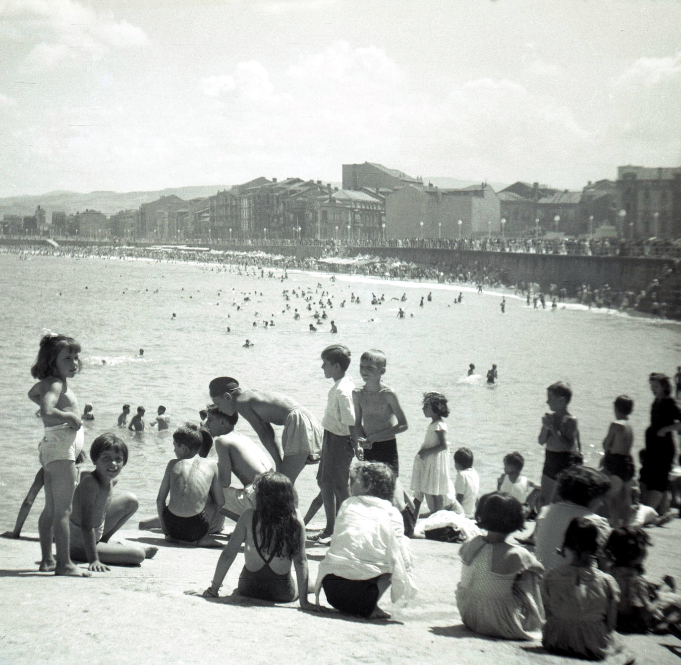 Junio. Niños en la rampa de San Lorenzo.