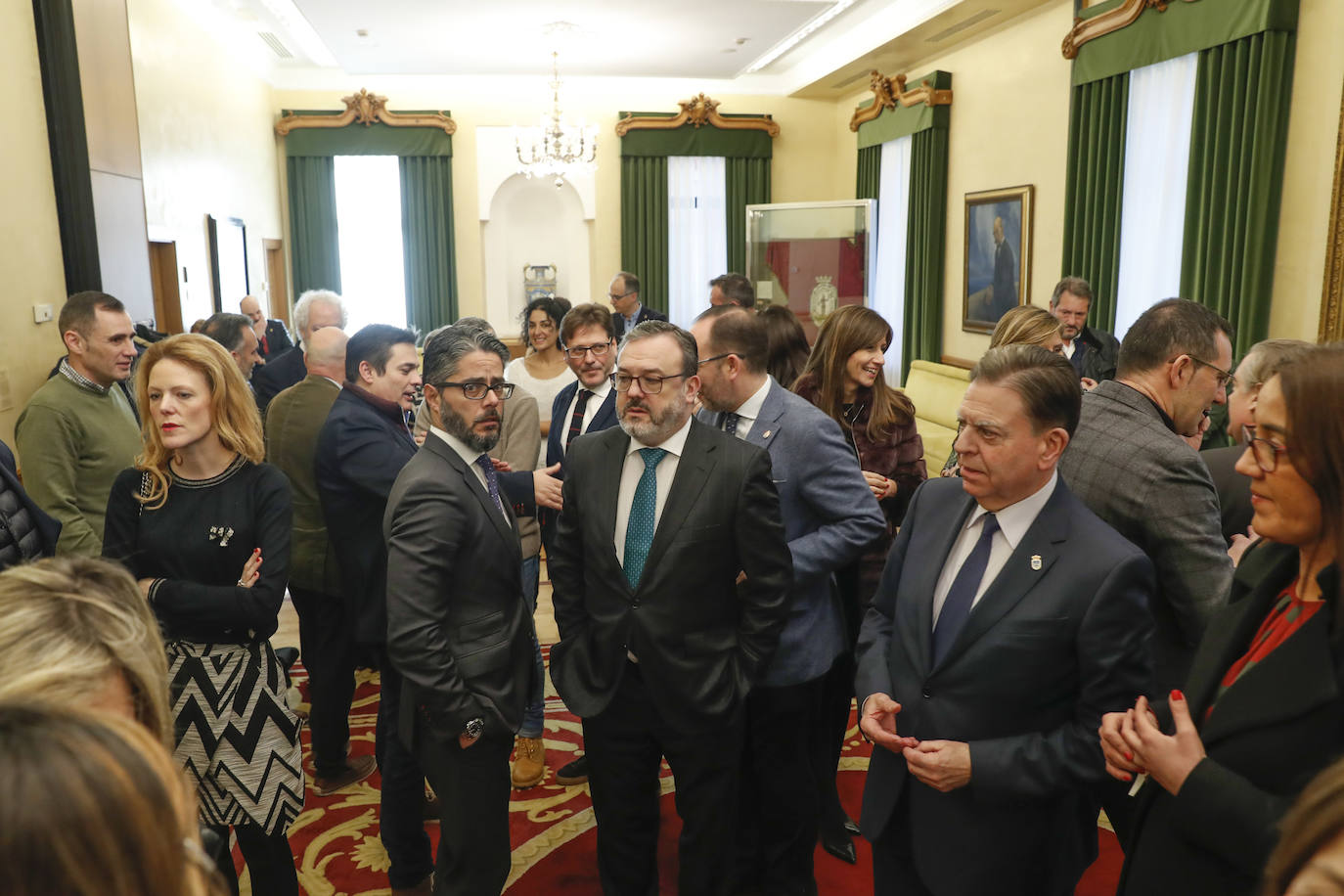 Los regidores de Oviedo, Gijón y Avilés y la Federación Asturiana de Concejos (FACC) han reivindicado en el tradicional brindis navideño la colaboración de los ayuntamientos de la región para competir en un mundo cada vez más complejo y han defendido la autonomía local una vez que han pasado 40 años de las primeras elecciones municipales