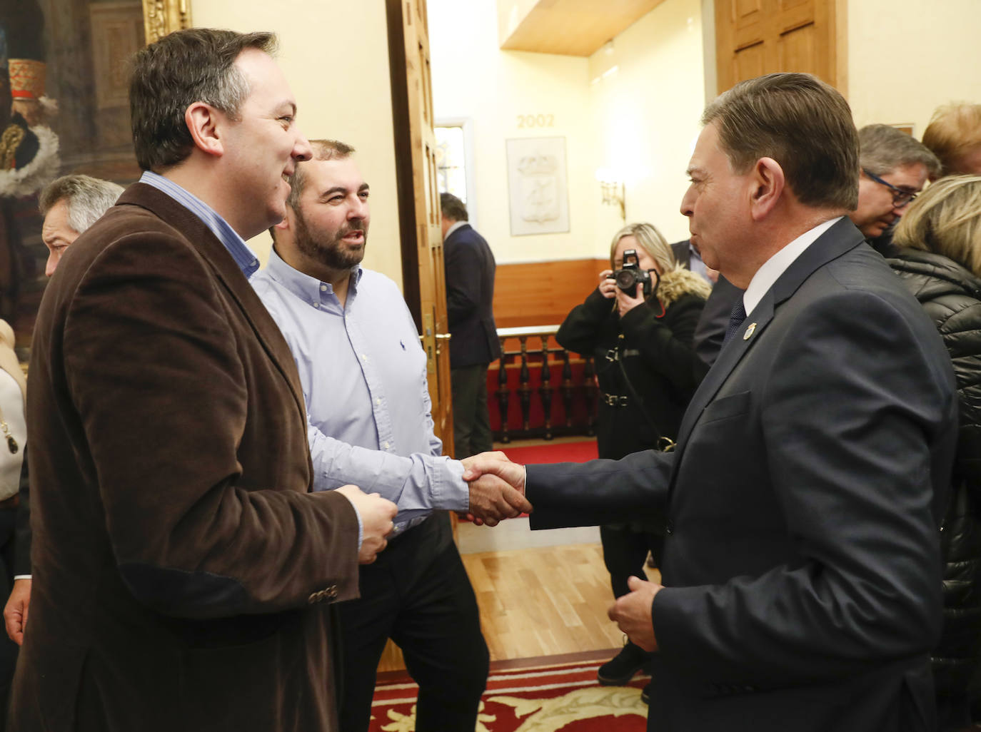 Los regidores de Oviedo, Gijón y Avilés y la Federación Asturiana de Concejos (FACC) han reivindicado en el tradicional brindis navideño la colaboración de los ayuntamientos de la región para competir en un mundo cada vez más complejo y han defendido la autonomía local una vez que han pasado 40 años de las primeras elecciones municipales