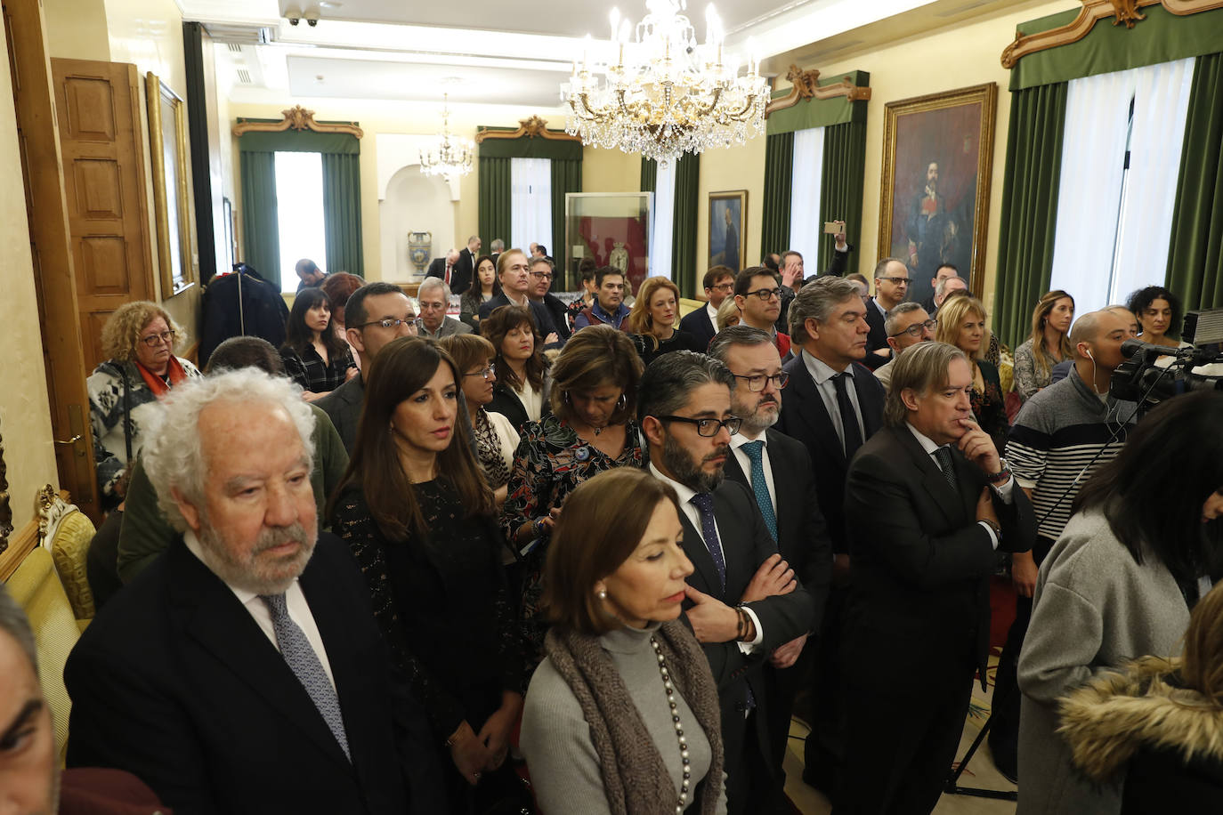 Los regidores de Oviedo, Gijón y Avilés y la Federación Asturiana de Concejos (FACC) han reivindicado en el tradicional brindis navideño la colaboración de los ayuntamientos de la región para competir en un mundo cada vez más complejo y han defendido la autonomía local una vez que han pasado 40 años de las primeras elecciones municipales