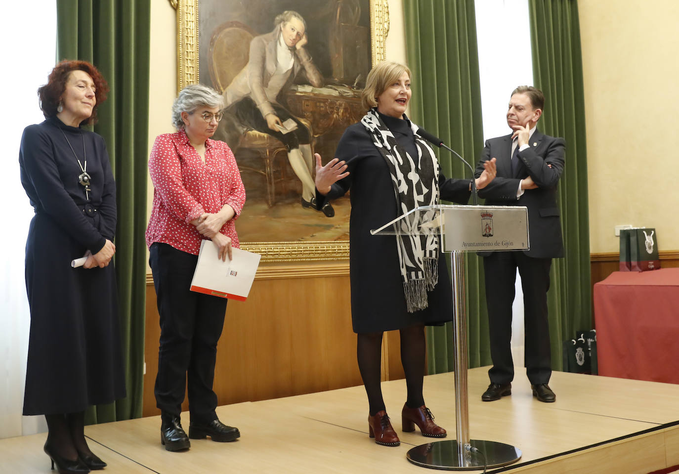 Los regidores de Oviedo, Gijón y Avilés y la Federación Asturiana de Concejos (FACC) han reivindicado en el tradicional brindis navideño la colaboración de los ayuntamientos de la región para competir en un mundo cada vez más complejo y han defendido la autonomía local una vez que han pasado 40 años de las primeras elecciones municipales