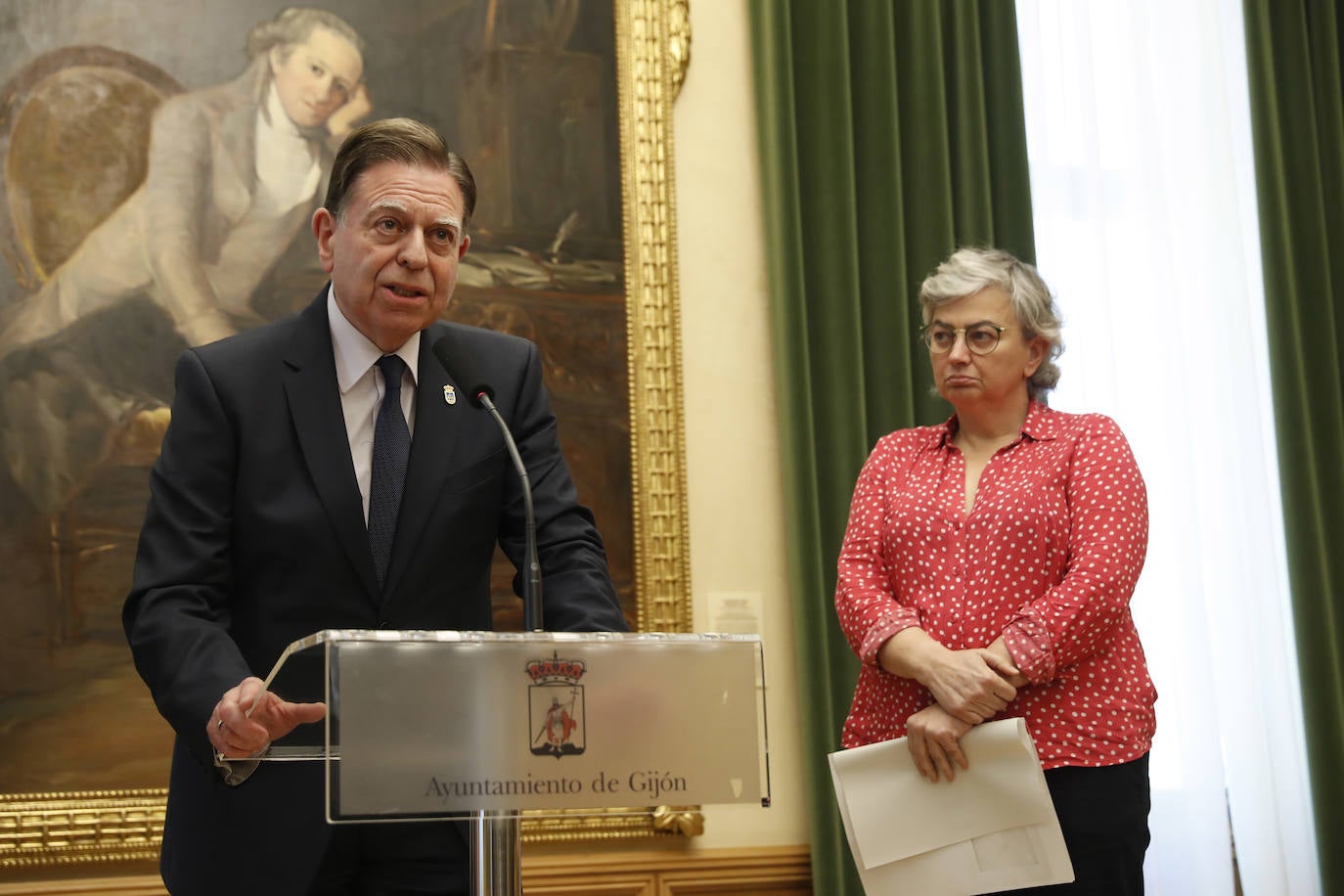 Los regidores de Oviedo, Gijón y Avilés y la Federación Asturiana de Concejos (FACC) han reivindicado en el tradicional brindis navideño la colaboración de los ayuntamientos de la región para competir en un mundo cada vez más complejo y han defendido la autonomía local una vez que han pasado 40 años de las primeras elecciones municipales