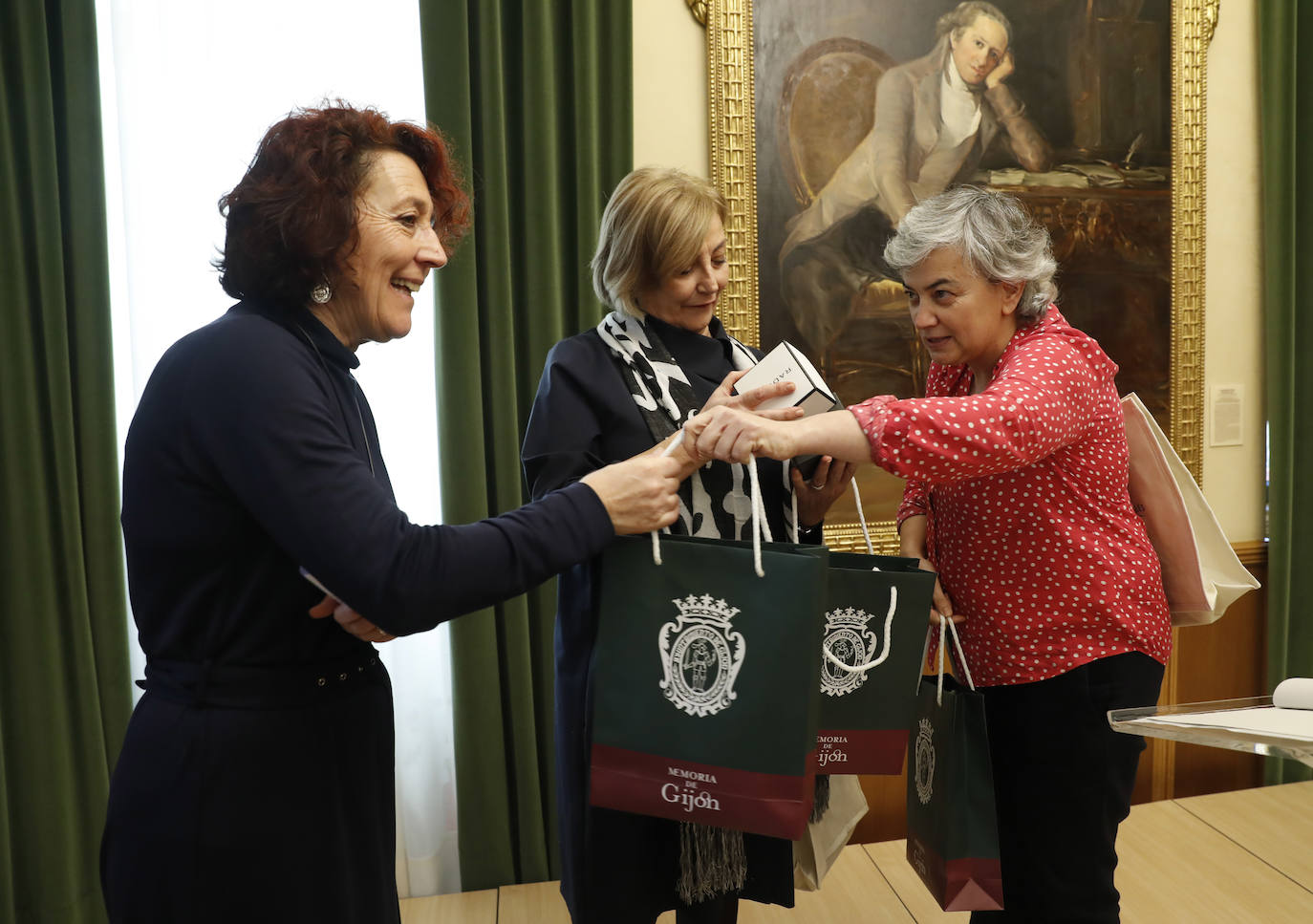 Los regidores de Oviedo, Gijón y Avilés y la Federación Asturiana de Concejos (FACC) han reivindicado en el tradicional brindis navideño la colaboración de los ayuntamientos de la región para competir en un mundo cada vez más complejo y han defendido la autonomía local una vez que han pasado 40 años de las primeras elecciones municipales