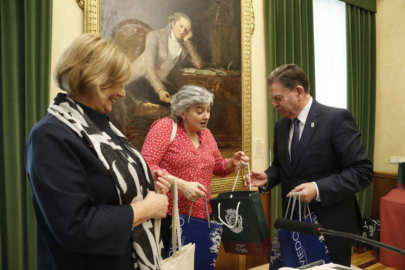 Los regidores de Oviedo, Gijón y Avilés y la Federación Asturiana de Concejos (FACC) han reivindicado en el tradicional brindis navideño la colaboración de los ayuntamientos de la región para competir en un mundo cada vez más complejo y han defendido la autonomía local una vez que han pasado 40 años de las primeras elecciones municipales