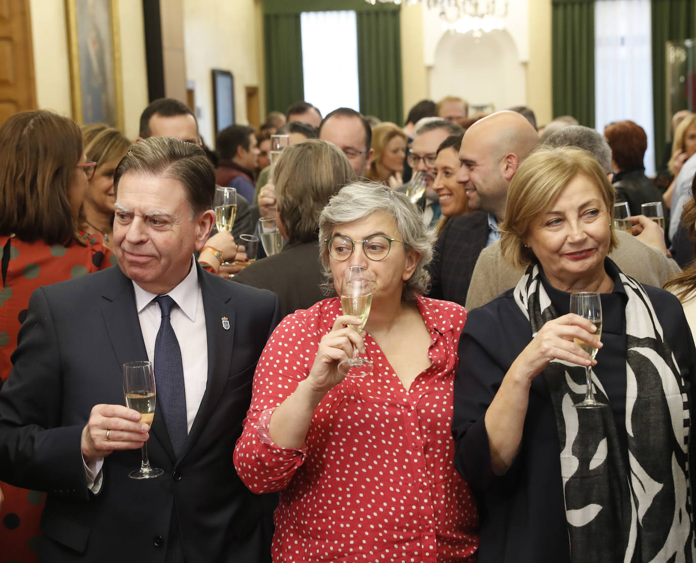 Los regidores de Oviedo, Gijón y Avilés y la Federación Asturiana de Concejos (FACC) han reivindicado en el tradicional brindis navideño la colaboración de los ayuntamientos de la región para competir en un mundo cada vez más complejo y han defendido la autonomía local una vez que han pasado 40 años de las primeras elecciones municipales