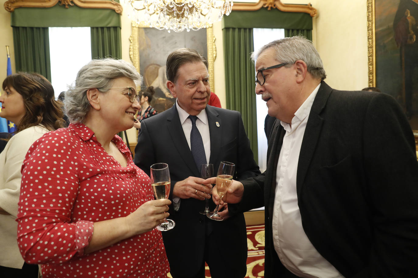 Los regidores de Oviedo, Gijón y Avilés y la Federación Asturiana de Concejos (FACC) han reivindicado en el tradicional brindis navideño la colaboración de los ayuntamientos de la región para competir en un mundo cada vez más complejo y han defendido la autonomía local una vez que han pasado 40 años de las primeras elecciones municipales