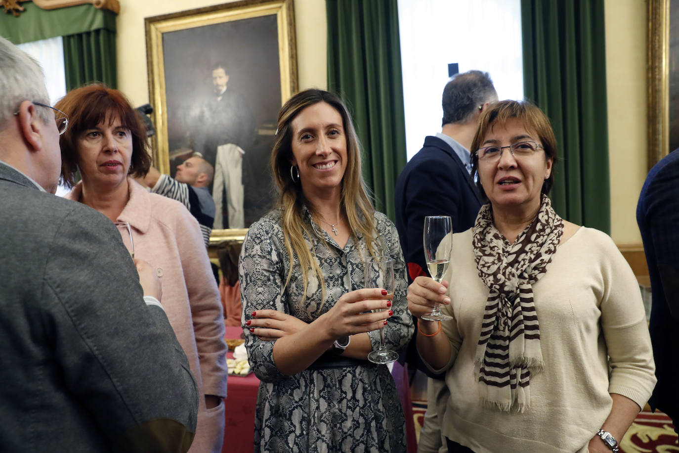 Los regidores de Oviedo, Gijón y Avilés y la Federación Asturiana de Concejos (FACC) han reivindicado en el tradicional brindis navideño la colaboración de los ayuntamientos de la región para competir en un mundo cada vez más complejo y han defendido la autonomía local una vez que han pasado 40 años de las primeras elecciones municipales