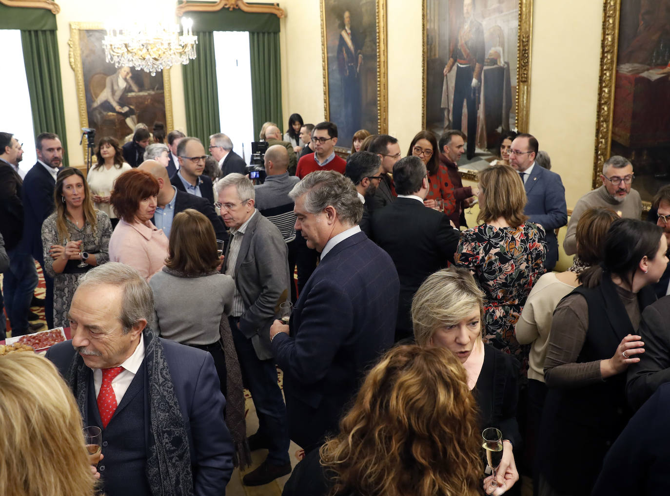 Los regidores de Oviedo, Gijón y Avilés y la Federación Asturiana de Concejos (FACC) han reivindicado en el tradicional brindis navideño la colaboración de los ayuntamientos de la región para competir en un mundo cada vez más complejo y han defendido la autonomía local una vez que han pasado 40 años de las primeras elecciones municipales