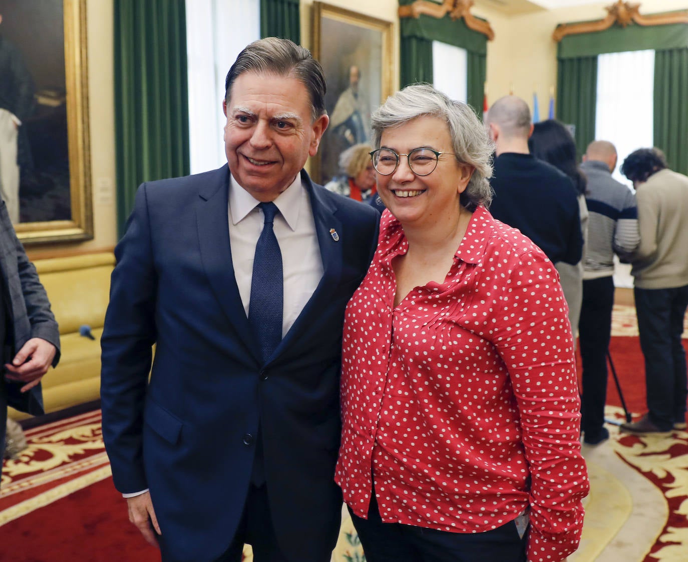 Los regidores de Oviedo, Gijón y Avilés y la Federación Asturiana de Concejos (FACC) han reivindicado en el tradicional brindis navideño la colaboración de los ayuntamientos de la región para competir en un mundo cada vez más complejo y han defendido la autonomía local una vez que han pasado 40 años de las primeras elecciones municipales