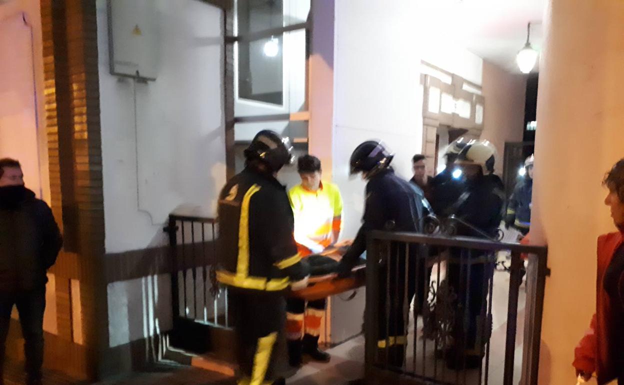 El joven fue evacuado en camilla al Hospital Universitario San Agustín. LVA