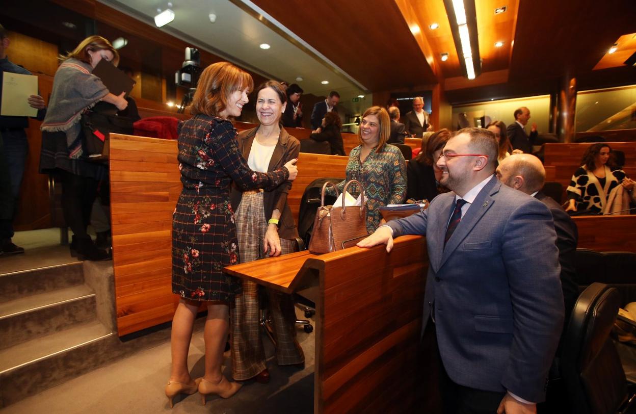 La consejera de Hacienda, Ana Cárcaba, conversa satisfecha por el resultado de la votación con la portavoz socialista, Dolores Carcedo, ante Gimena Llamedo y Adrián Barbón.