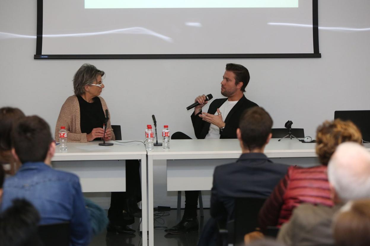 Marcos Batuecas conversó de moda en el Valey con Mercedes de Soignie, coordinadora del Aula de Cultura. 