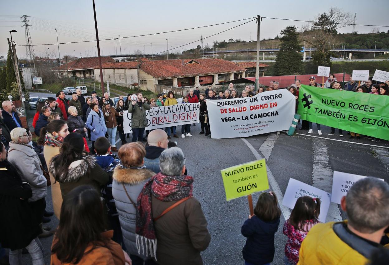 Vecinos de Nuevo Roces y La Camocha, durante el corte del tráfico realizado en protesta por la situación de la zona. 