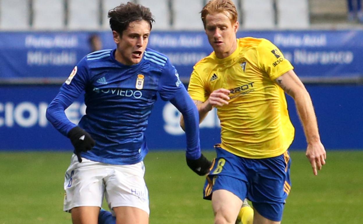 El azul Sangalli trata de dejar atrás al cadista Álex Fernández en el último duelo disputado en el Tartiere, saldado con derrota.