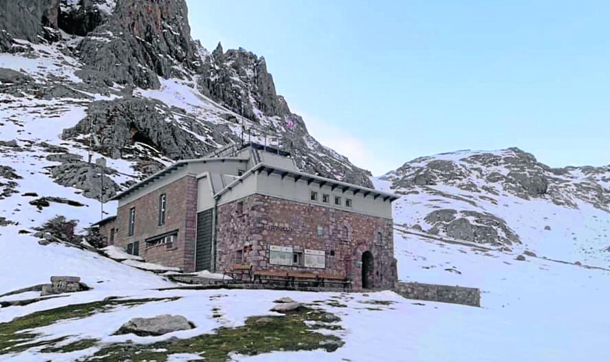 El refugio de Urriellu, cubierto con las primeras nieves de la temporada en los Picos de Europa. 