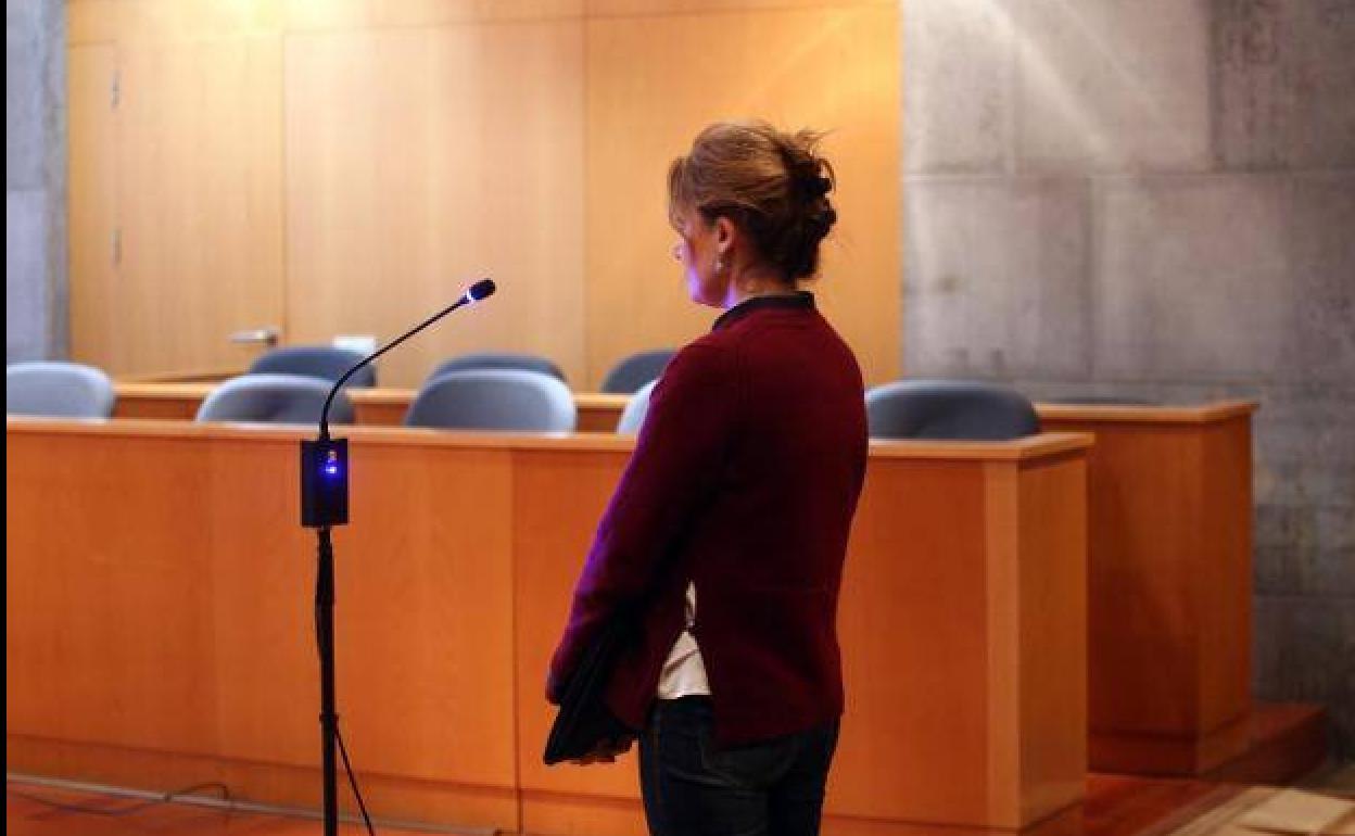La procesada, en la sala de la Audiencia Provincial de Asturias