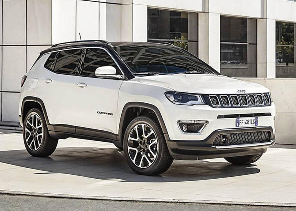 Jeep Compass: Este es un coche perfecto para ir más allá des asfalto, gracias a la experiencia de la marca en el campo de los todoterreno. Este modelo en concreto, incorpora una opción expecífica para nieve, que ajusta el reparto de par para que pueda salir de cualquier situación complicada. Precio: desde 25.500 euros.