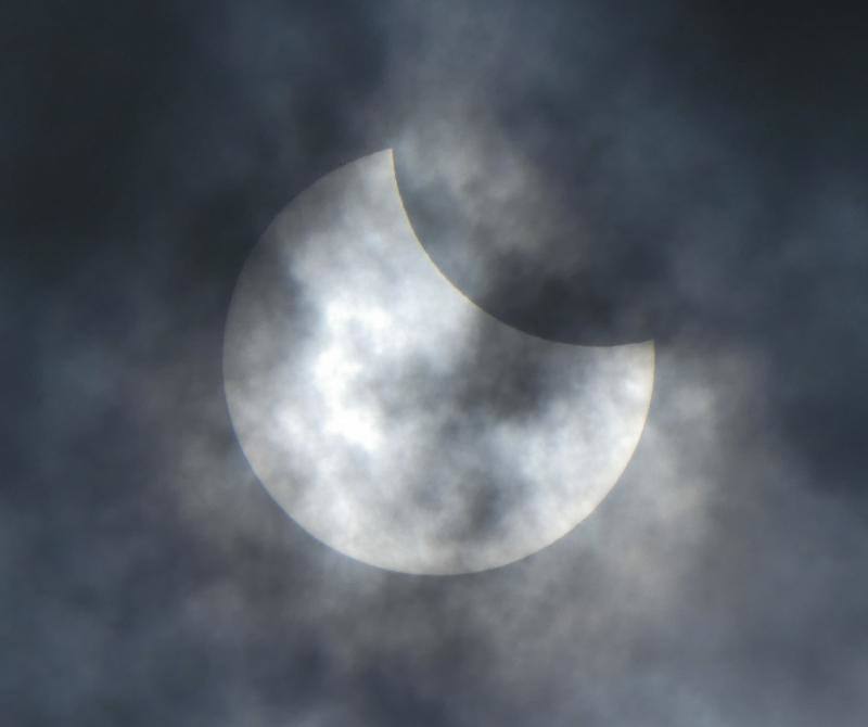 Miles de personas pudieron observar este jueves un eclipse anular de Sol, también conocido como «anillo de fuego» por el círculo luminoso que genera, en varios países asiáticos como Arabia Saudí, India, Sri Lanka, Singapur, Indonesia y Filipinas. Este tipo de eclipse se produce cuando la Luna está más alejada de la Tierra y se coloca justo delante del sol, pero no lo cubre totalmente, lo que crea su característico anillo de fuego.