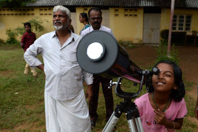 Miles de personas pudieron observar este jueves un eclipse anular de Sol, también conocido como «anillo de fuego» por el círculo luminoso que genera, en varios países asiáticos como Arabia Saudí, India, Sri Lanka, Singapur, Indonesia y Filipinas. Este tipo de eclipse se produce cuando la Luna está más alejada de la Tierra y se coloca justo delante del sol, pero no lo cubre totalmente, lo que crea su característico anillo de fuego.