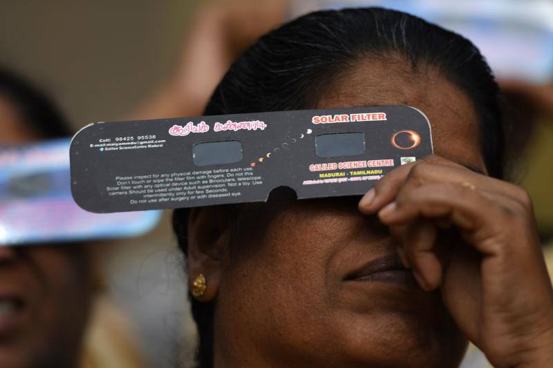 Miles de personas pudieron observar este jueves un eclipse anular de Sol, también conocido como «anillo de fuego» por el círculo luminoso que genera, en varios países asiáticos como Arabia Saudí, India, Sri Lanka, Singapur, Indonesia y Filipinas. Este tipo de eclipse se produce cuando la Luna está más alejada de la Tierra y se coloca justo delante del sol, pero no lo cubre totalmente, lo que crea su característico anillo de fuego.