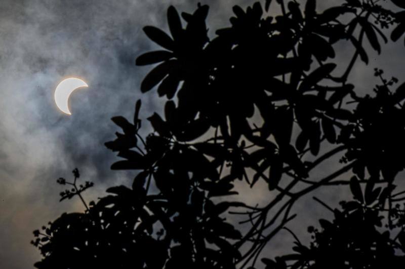 Miles de personas pudieron observar este jueves un eclipse anular de Sol, también conocido como «anillo de fuego» por el círculo luminoso que genera, en varios países asiáticos como Arabia Saudí, India, Sri Lanka, Singapur, Indonesia y Filipinas. Este tipo de eclipse se produce cuando la Luna está más alejada de la Tierra y se coloca justo delante del sol, pero no lo cubre totalmente, lo que crea su característico anillo de fuego.