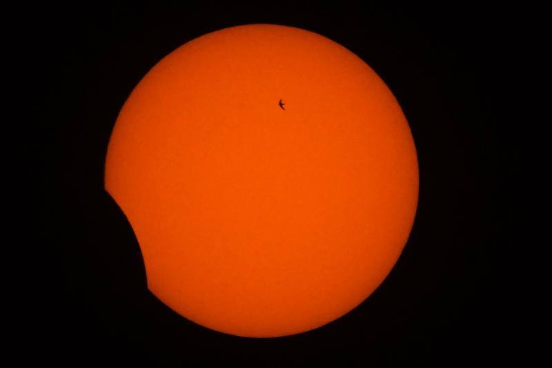 Miles de personas pudieron observar este jueves un eclipse anular de Sol, también conocido como «anillo de fuego» por el círculo luminoso que genera, en varios países asiáticos como Arabia Saudí, India, Sri Lanka, Singapur, Indonesia y Filipinas. Este tipo de eclipse se produce cuando la Luna está más alejada de la Tierra y se coloca justo delante del sol, pero no lo cubre totalmente, lo que crea su característico anillo de fuego.