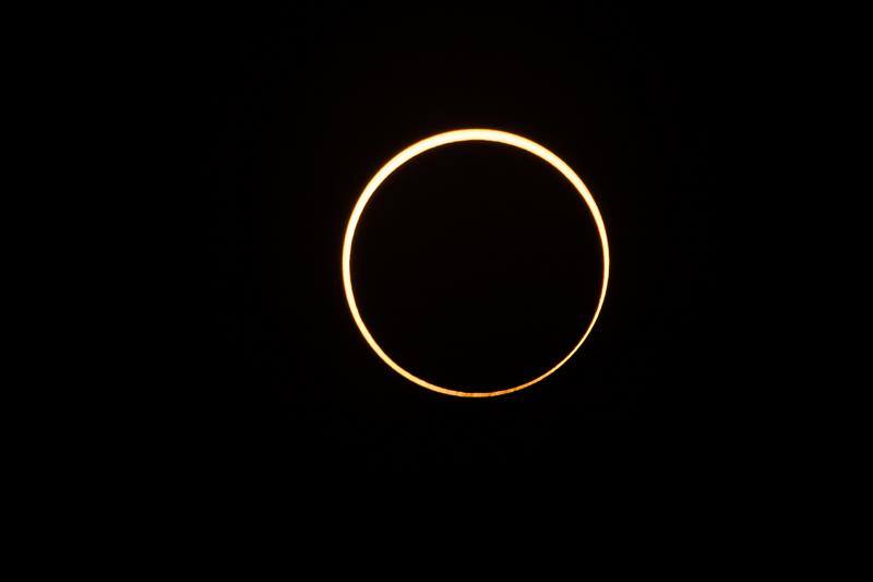 Miles de personas pudieron observar este jueves un eclipse anular de Sol, también conocido como «anillo de fuego» por el círculo luminoso que genera, en varios países asiáticos como Arabia Saudí, India, Sri Lanka, Singapur, Indonesia y Filipinas. Este tipo de eclipse se produce cuando la Luna está más alejada de la Tierra y se coloca justo delante del sol, pero no lo cubre totalmente, lo que crea su característico anillo de fuego.