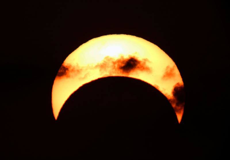 Miles de personas pudieron observar este jueves un eclipse anular de Sol, también conocido como «anillo de fuego» por el círculo luminoso que genera, en varios países asiáticos como Arabia Saudí, India, Sri Lanka, Singapur, Indonesia y Filipinas. Este tipo de eclipse se produce cuando la Luna está más alejada de la Tierra y se coloca justo delante del sol, pero no lo cubre totalmente, lo que crea su característico anillo de fuego.