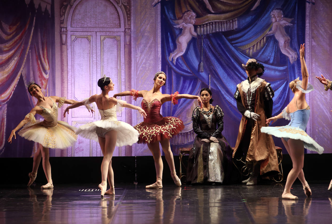 La compañía ofreció un espectáculo de cuento sobre las tablas del coliseo ovetense. 