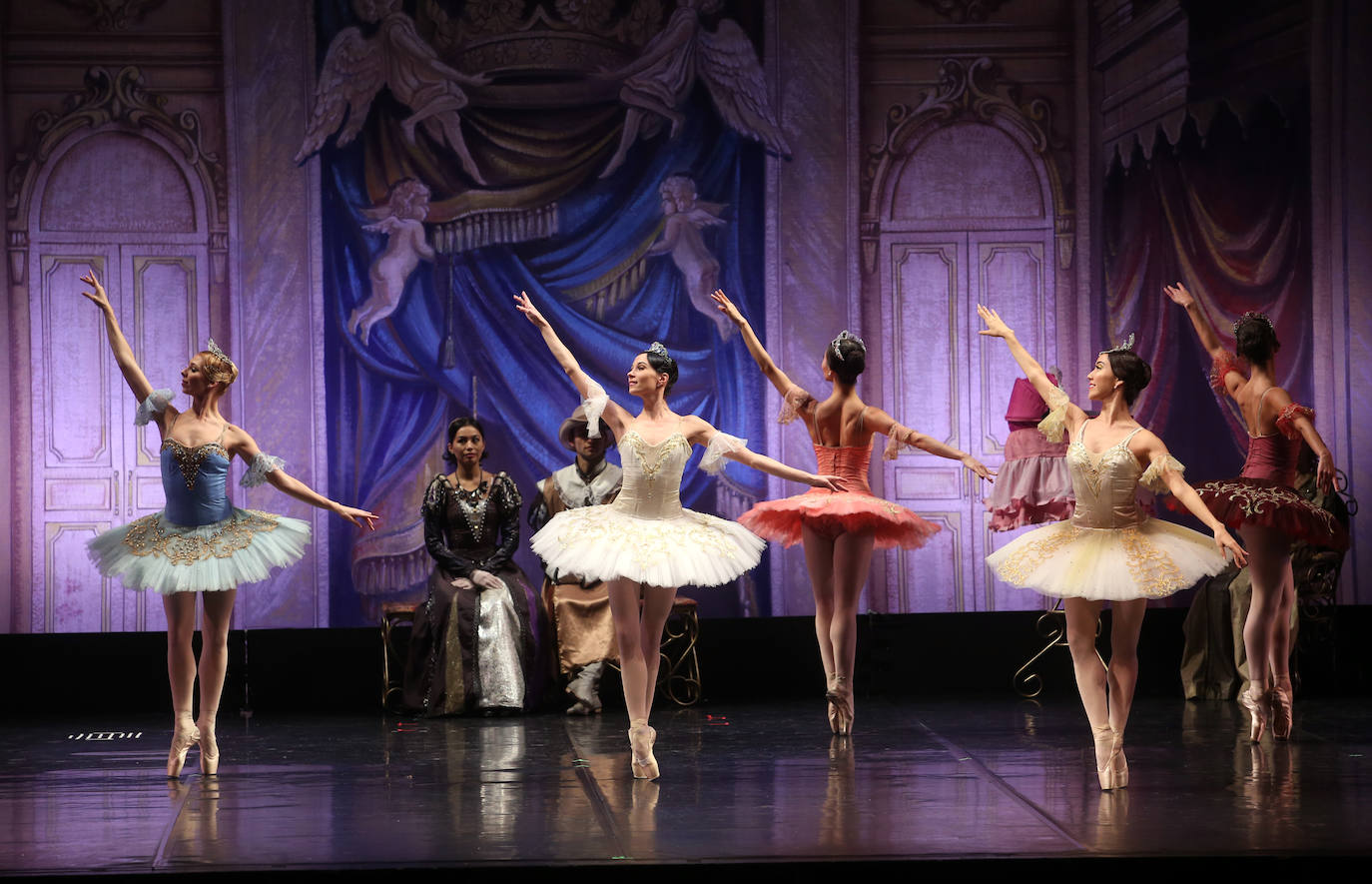 La compañía ofreció un espectáculo de cuento sobre las tablas del coliseo ovetense. 