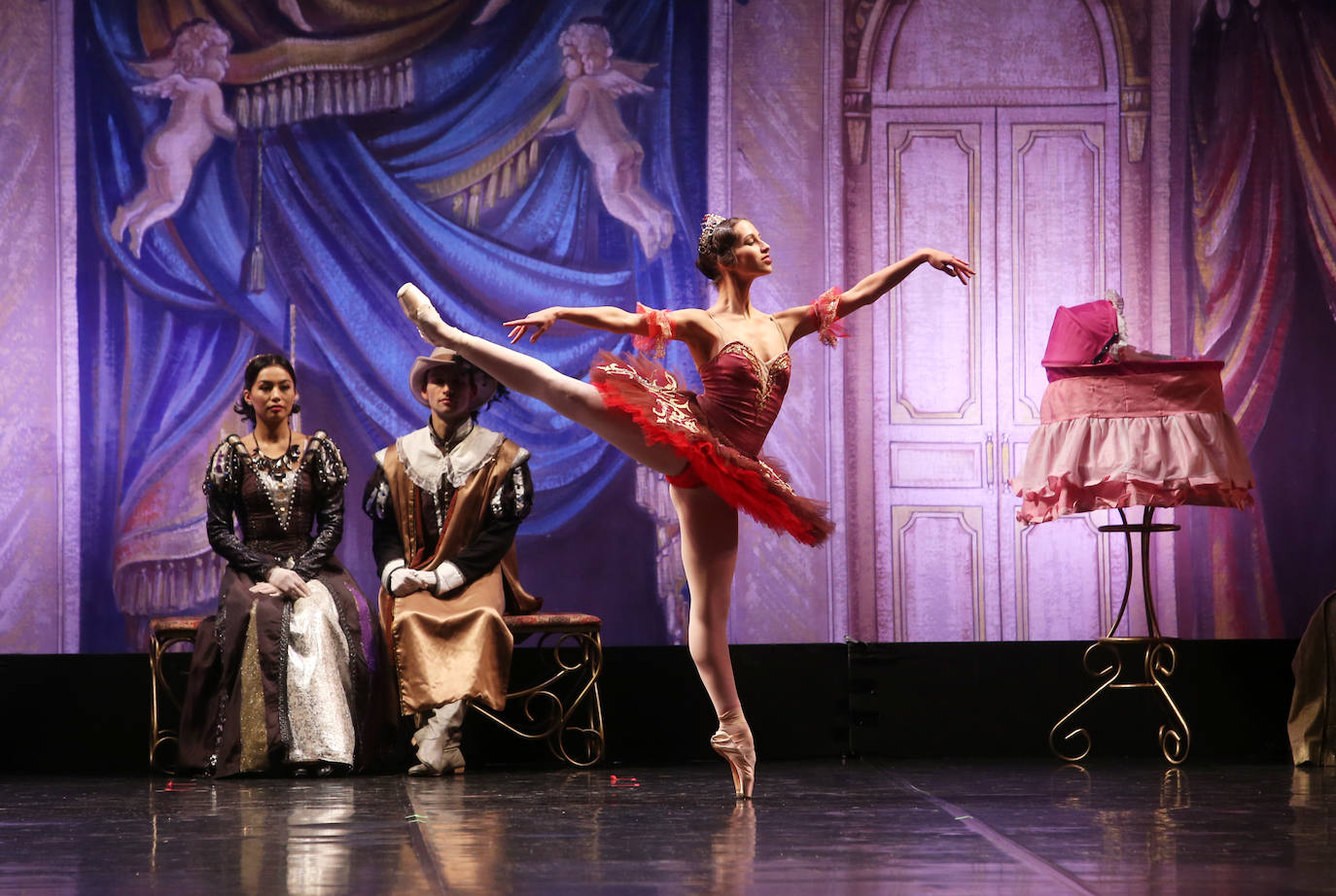 La compañía ofreció un espectáculo de cuento sobre las tablas del coliseo ovetense. 