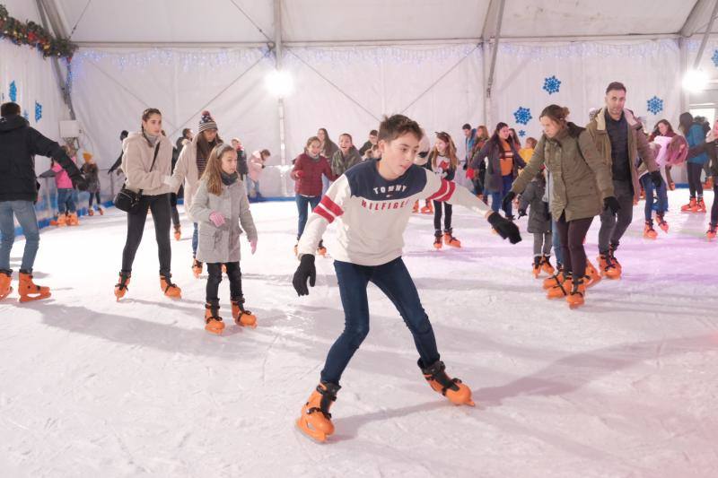 Cientos de personas disfrutan a diario de la pista de hielo de Gijón situada en la parcela del solarón. 