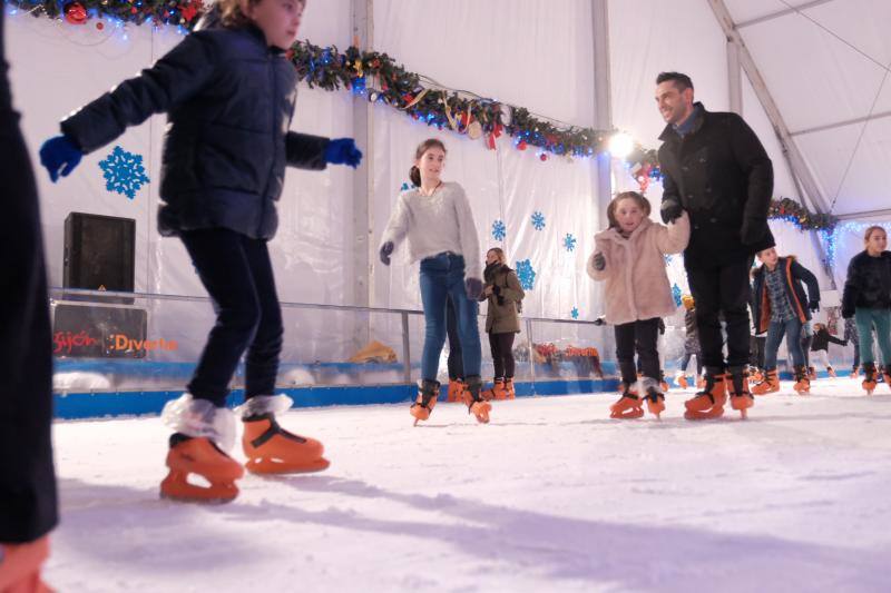 Cientos de personas disfrutan a diario de la pista de hielo de Gijón situada en la parcela del solarón. 