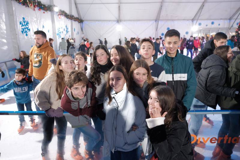 Cientos de personas disfrutan a diario de la pista de hielo de Gijón situada en la parcela del solarón. 