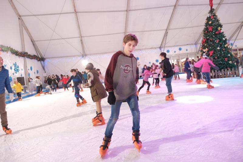 Cientos de personas disfrutan a diario de la pista de hielo de Gijón situada en la parcela del solarón. 