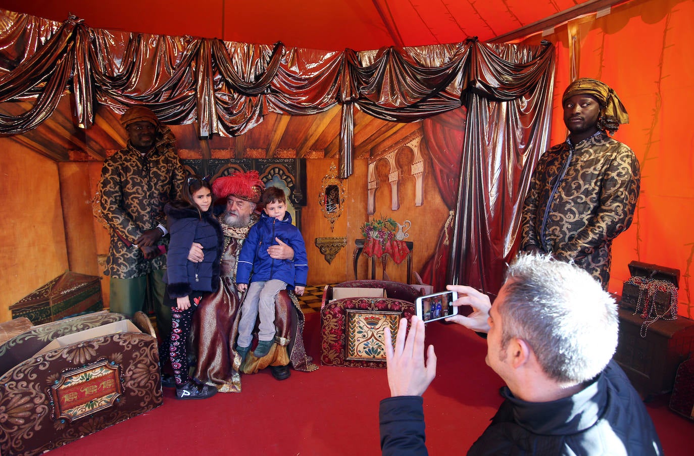 El enviado real ha recogido los deseos de los niños de la ciudad para estas Navidades. 