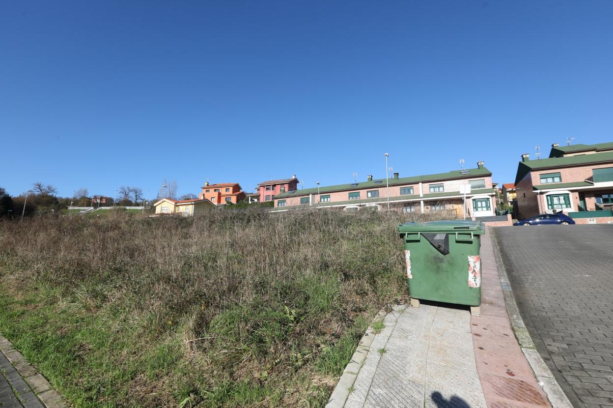 Parcela que se urbanizará para albergar en una fase inicial cuatro viviendas adosadas en la esquina de las calles María Lejárraga y Aida de la Fuente. 