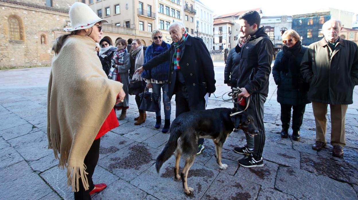 'Drex' en el papel de 'Rufo' junto a la actriz Mari Paz Pondal en el rodaje que se reinició ayer en la plaza de la Catedral. 