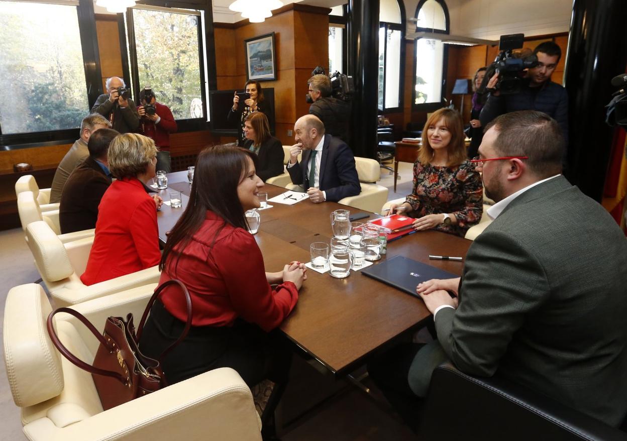 El grupo parlamentario de Ciudadanos, liderado por Laura Pérez Macho, reunido con el PSOE para negociar los presupuestos. 