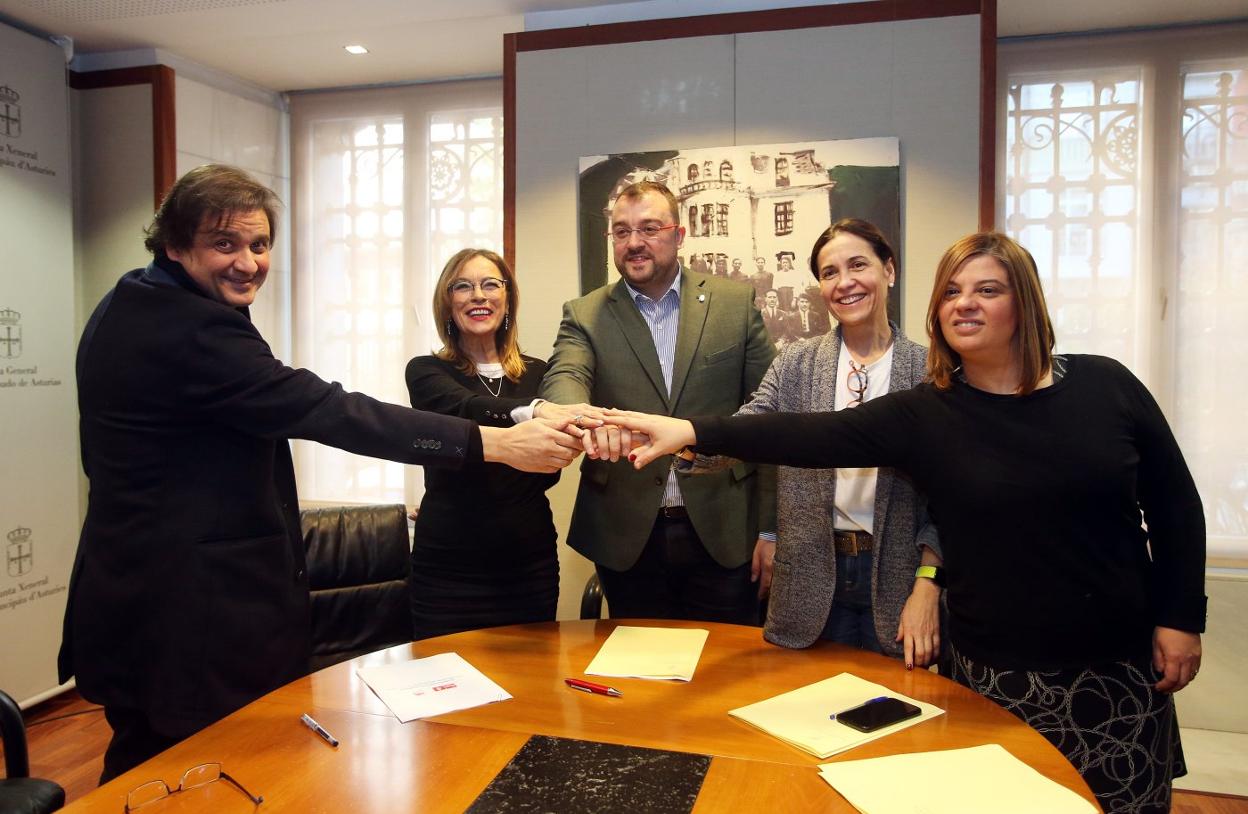 Alejandro Suárez, Ángela Vallina, Adrián Barbón, Dolores Carcedo y Gimena Llamedo, ayer. 