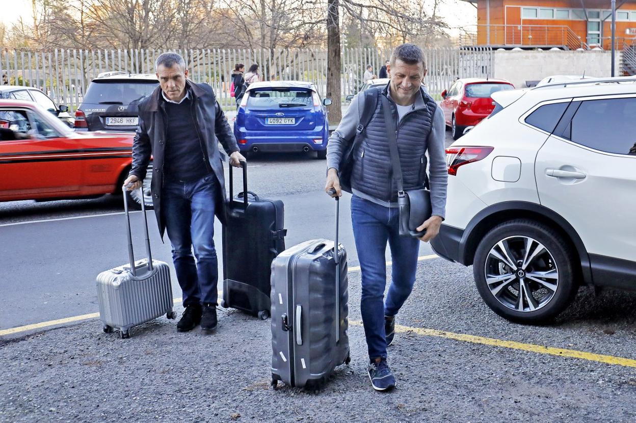 El nuevo técnico del Sporting, a la derecha, y Pandurovic. 