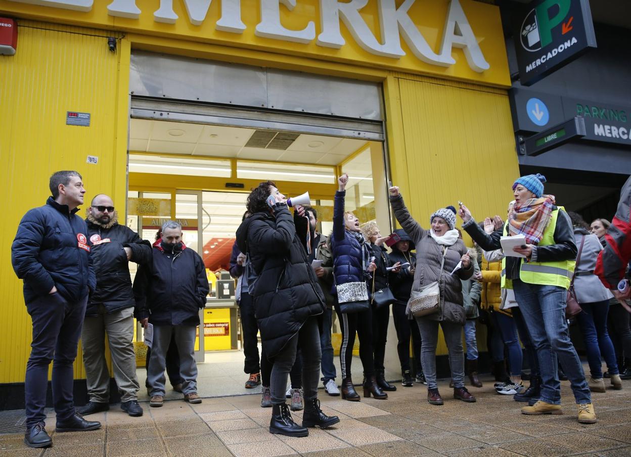 Protesta frente a un establecimiento de Alimerka durante la huelga. 